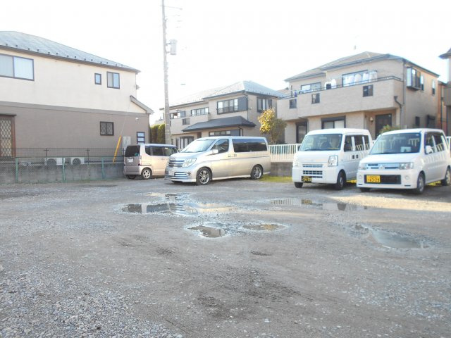 グランドパレスフローラルの駐車場