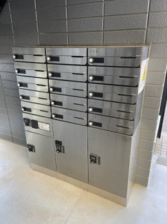【その他共用部分】 | 共用エントランスには宅配BOXがあるので荷物の受け取りもスムーズに♪再配達を依頼する手間が省けます☆