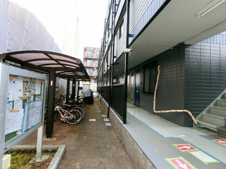 【その他共用部分】 | 屋根付きの駐輪場で雨が降っても大切な自転車が濡れなくてすみますね♪荷物が重いときに自転車があれば助かりますね！