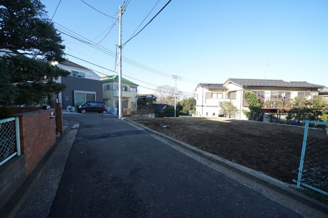 星川駅徒歩１０分！！３駅利用可能で通勤通学に便利♪カースペース２台♪　桜ケ丘１丁目全２棟新築戸建ての前面道路含む現地写真