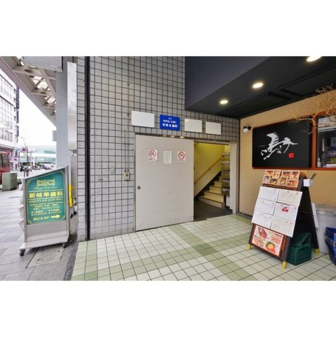 岐阜市神田町８丁目の店舗事務所のエントランス