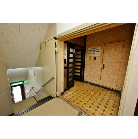 岐阜市神田町８丁目の店舗事務所の玄関