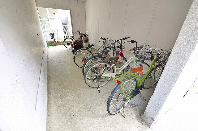 シティパレス21法蓮P-1のその他共用部分|屋根付きの駐輪場です