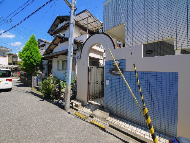 シティパレス21法蓮P-1のその他共用部分|きれいな玄関です