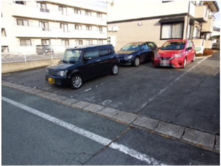 フレールアベニューの駐車場