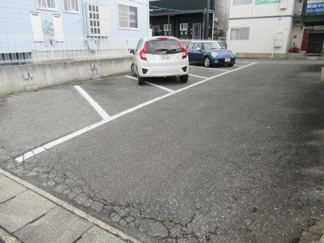 レジデンス来夢Aの駐車場