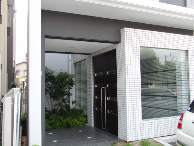 大阪市淀川区木川西３丁目の賃貸マンションのエントランス