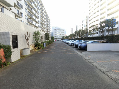 【駐車場】 | 東急ドエル藤沢ビレジ1号棟 | 敷地内駐車場です。
月額12000円(空き状況は担当者までご確認下さい。)