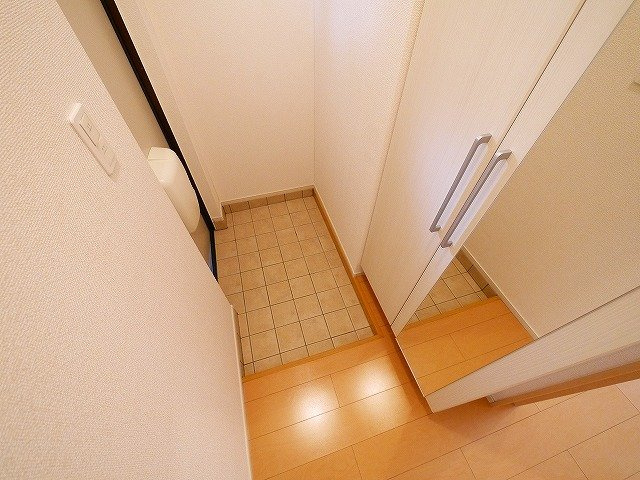 メゾン　ド　アゼリア　Ｂの玄関|収納もある玄関です
