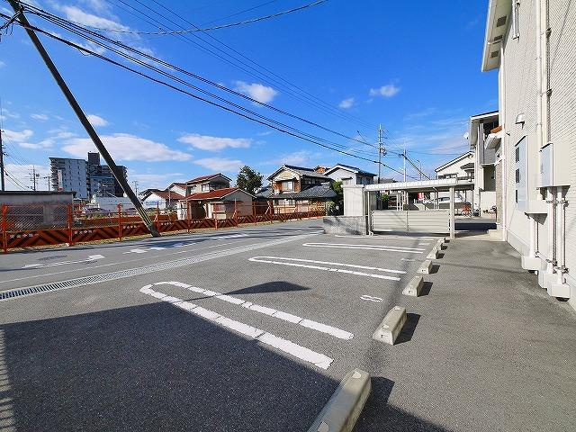 メゾン　ド　アゼリア　Ｂの駐車場|駐車場があるので、車を買う予定の方も安心です
