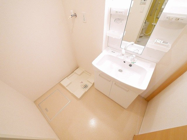 メゾン　ド　アゼリア　Ｂの洗面所|明るい洗面所です