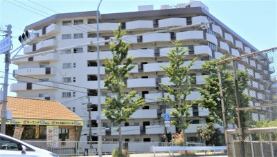 【外観】 | メゾン豊中（刀根山）　中古マンション | 【現地写真】
鉄筋コンクリート造の9階建♪
陽当たりに良いマンションとなっております♪