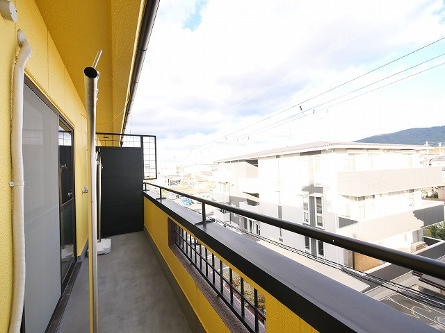 森島ビルのバルコニー|外からの目が気にならないバルコニーで洗濯物が干せます