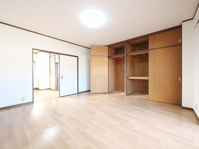 森島ビルの洋室|明るい洋室です