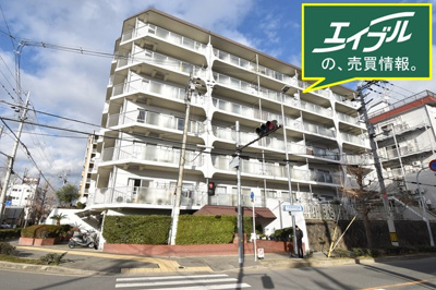 【外観】 | 【室内フルリノベーション・即入居可能】豊中ハウス | 物件資料を、メールやご郵送にてお届けすることが可能です。また、お客さまのご不明な点がありましたら、お気軽に弊社スタッフまでお聞きくださいませ。