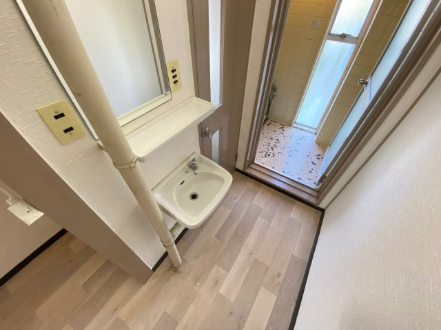 恵マンションの独立洗面台