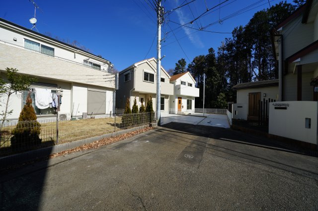 旧分譲地内につき住環境良好！ＬＤＫ１９帖の４ＬＤＫ。カースペース２台♪川島町全２棟新築戸建ての前面道路含む現地写真