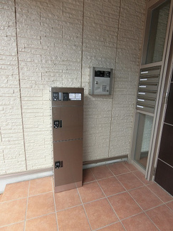 【その他共用部分】 | 共用エントランスには宅配BOXがあるので荷物の受け取りもスムーズに♪再配達を依頼する手間が省けます☆