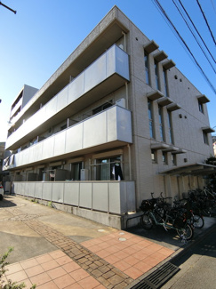 【外観】 | 「登戸」駅より平坦な道を徒歩5分！「向ヶ丘遊園」駅も徒歩10分♪コンビニやドラッグストアが近くて便利な立地の3階建てマンションです♪