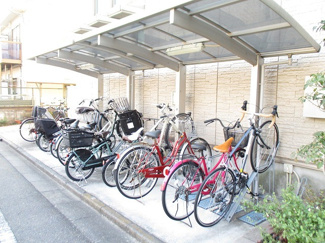 【その他共用部分】 | 屋根付きの駐輪場で雨が降っても大切な自転車が濡れなくてすみますね♪荷物が重いときに自転車があれば助かりますね！