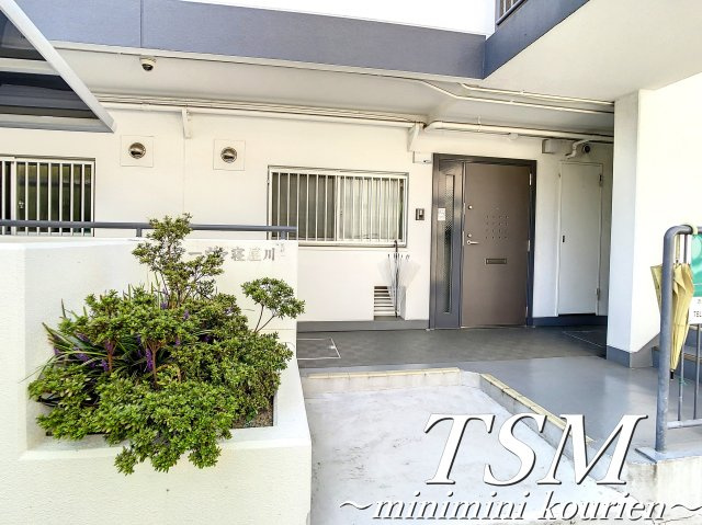 ノーヴァ寝屋川のエントランス