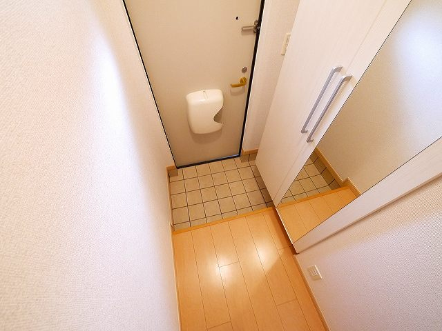 エレガンス（西九条町２丁目）の玄関|落ち着いた玄関です