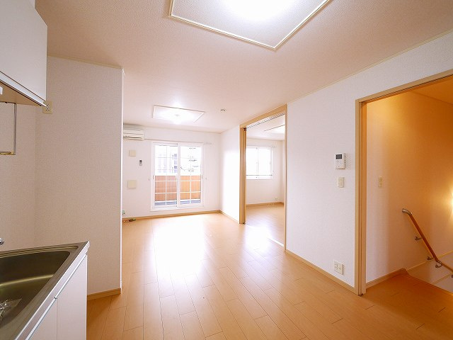 エレガンス（西九条町２丁目）の居間・リビング|使いやすいリビングです