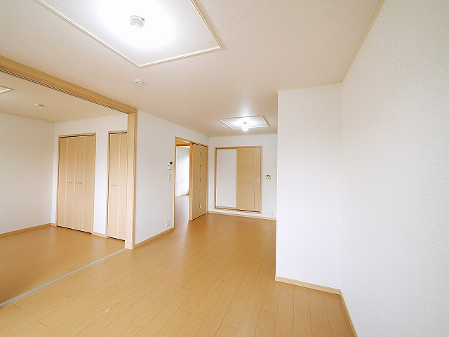 エレガンス（西九条町２丁目）の居間・リビング|ゆったりとした居間です