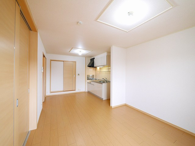 エレガンス（西九条町２丁目）の居間・リビング|ゆったりとした居間です