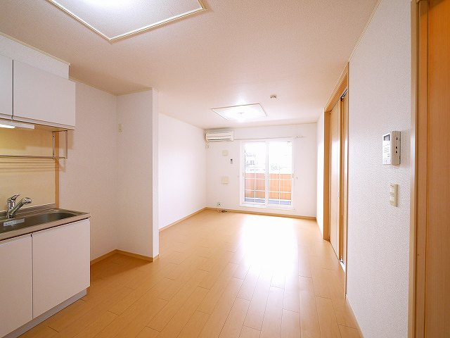 エレガンス（西九条町２丁目）の居間・リビング|ゆったり過ごせるリビングです