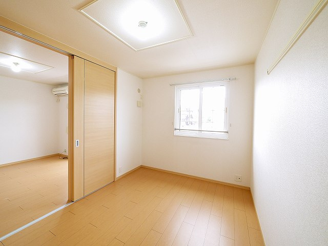 エレガンス（西九条町２丁目）の寝室|明るい洋室です。