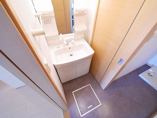 エレガンス（西九条町２丁目）の洗面所|広い洗面スペース