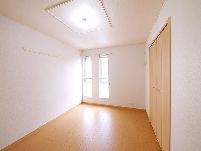 エレガンス（西九条町２丁目）の内装|ゆったりした洋室です