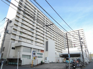 【外観】 | マンションの1階2階部分にはスーパー・飲食店が入っており、毎日の買物にとても便利です！