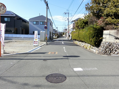 【前面道路含む現地写真】 | マイタウン宮山町プレミアム◇◆全3区画◇◆自由設計可能◇◆ | 現地（2020年1月）撮影
分かりやすく、各号地にロープを設置しました♪
前面道路、広々6メートル♪