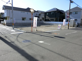 【前面道路含む現地写真】 | 現地（2020年1月）撮影
分かりやすく、各号地にロープを設置しました♪
前面道路、広々北側約6メートル♪東側約4メートル♪