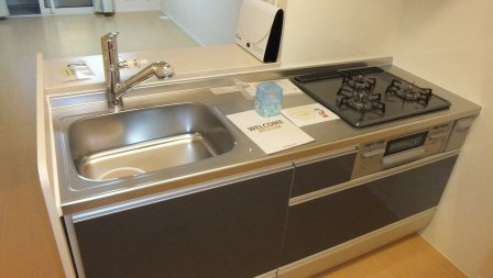 ディアコートのキッチン|3口コンロのシステムキッチンです
