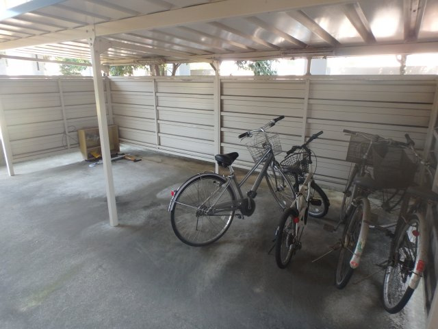 マンション朝倉の駐車場