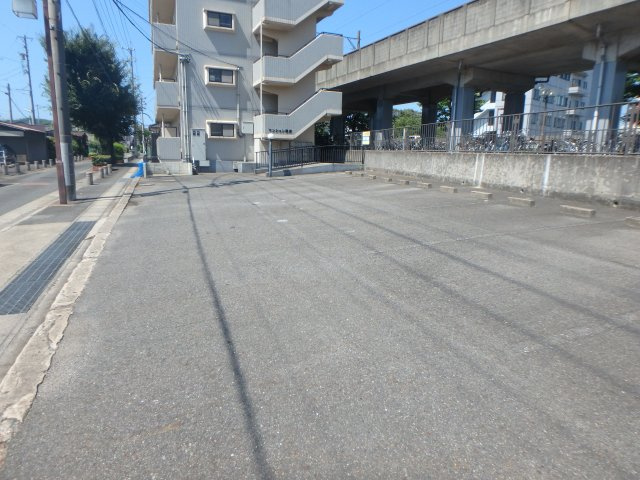 マンション朝倉の駐車場