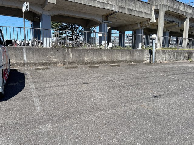 マンション朝倉の駐車場