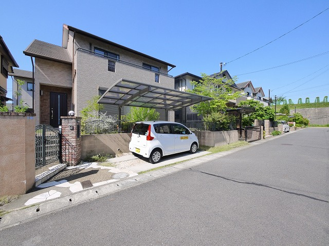 富雄川西２丁目貸家の駐車場