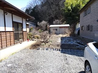 みちガエル家　野底の外観|住宅の後ろは家庭菜園スペース、山野草もたくさん。斜面まで敷地です。