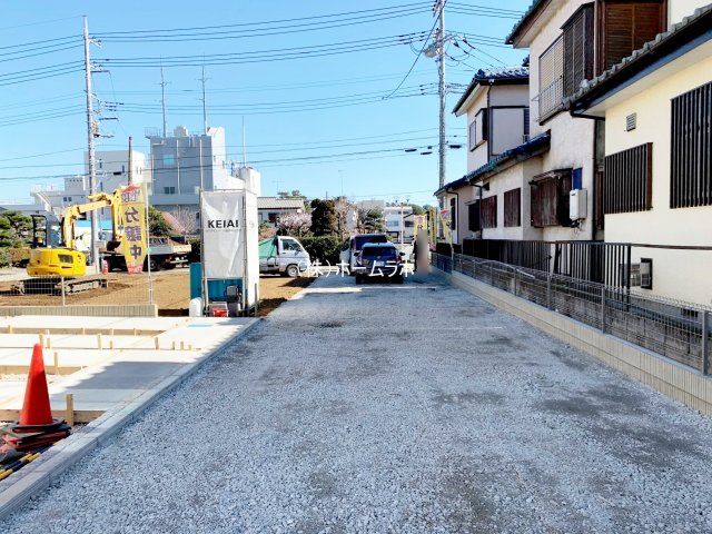 【新築】坂戸市鎌倉町新築分譲住宅 全3棟 1号棟の前面道路含む現地写真|建物までの開発道路です