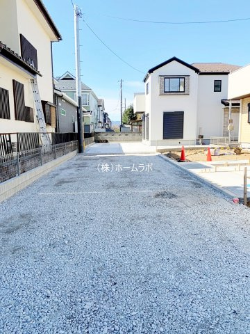 【新築】坂戸市鎌倉町新築分譲住宅 全3棟 1号棟の前面道路含む現地写真|建物までの開発道路です