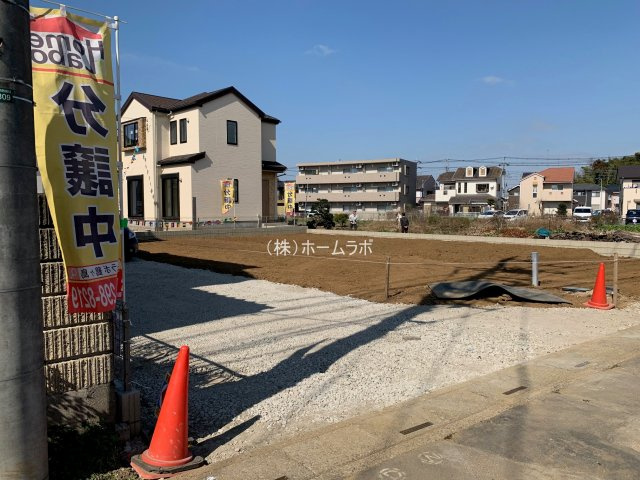 【新築】坂戸市鎌倉町新築分譲住宅 全3棟 1号棟の前面道路含む現地写真|区画への入口です