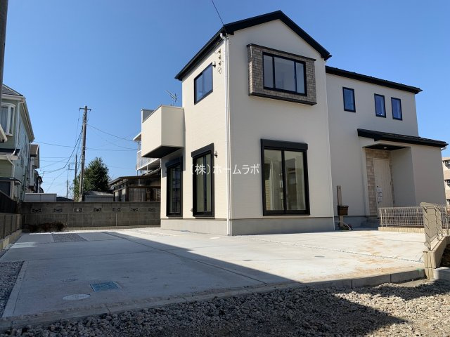 【新築】坂戸市鎌倉町新築分譲住宅 全3棟 1号棟の外観|家の前の駐車スペースも大変広々しております！