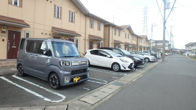 コンフォート新野辺Ｃの駐車場