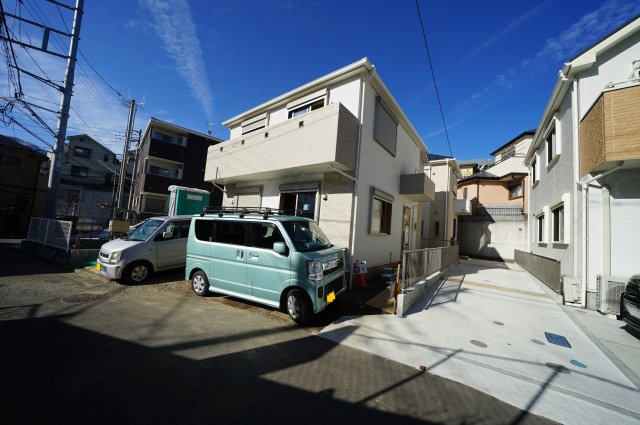 陽当り、開放感良好の家！南道路、東側は通路、西側は空地♪小屋裏収納付。岩崎町全3棟新築戸建ての外観