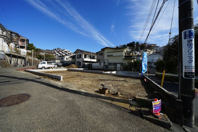 幼稚園２分、小学校５分小学！子育て世代にうれしい安心のお家♪南西角地。初音ヶ丘全２棟新築戸建ての外観