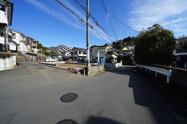 幼稚園２分、小学校５分小学！子育て世代にうれしい安心のお家♪南西角地。初音ヶ丘全２棟新築戸建ての前面道路含む現地写真